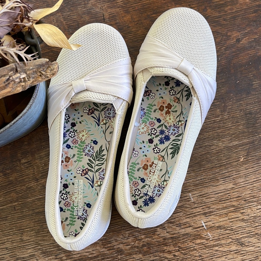 Like New! SKECHERS “Gogs Mat” slip-on shoe. Beautiful styling